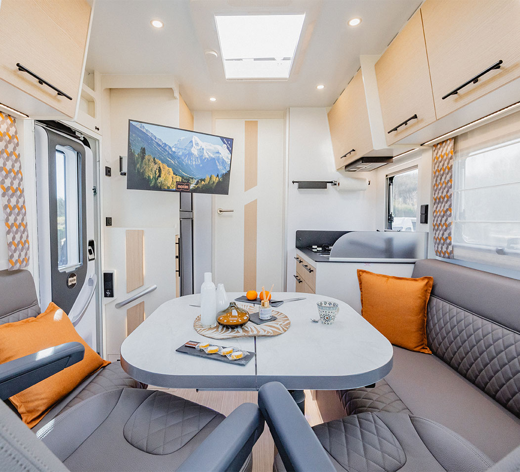 Camper Notin Vitoria, vista tavolo e divanetto