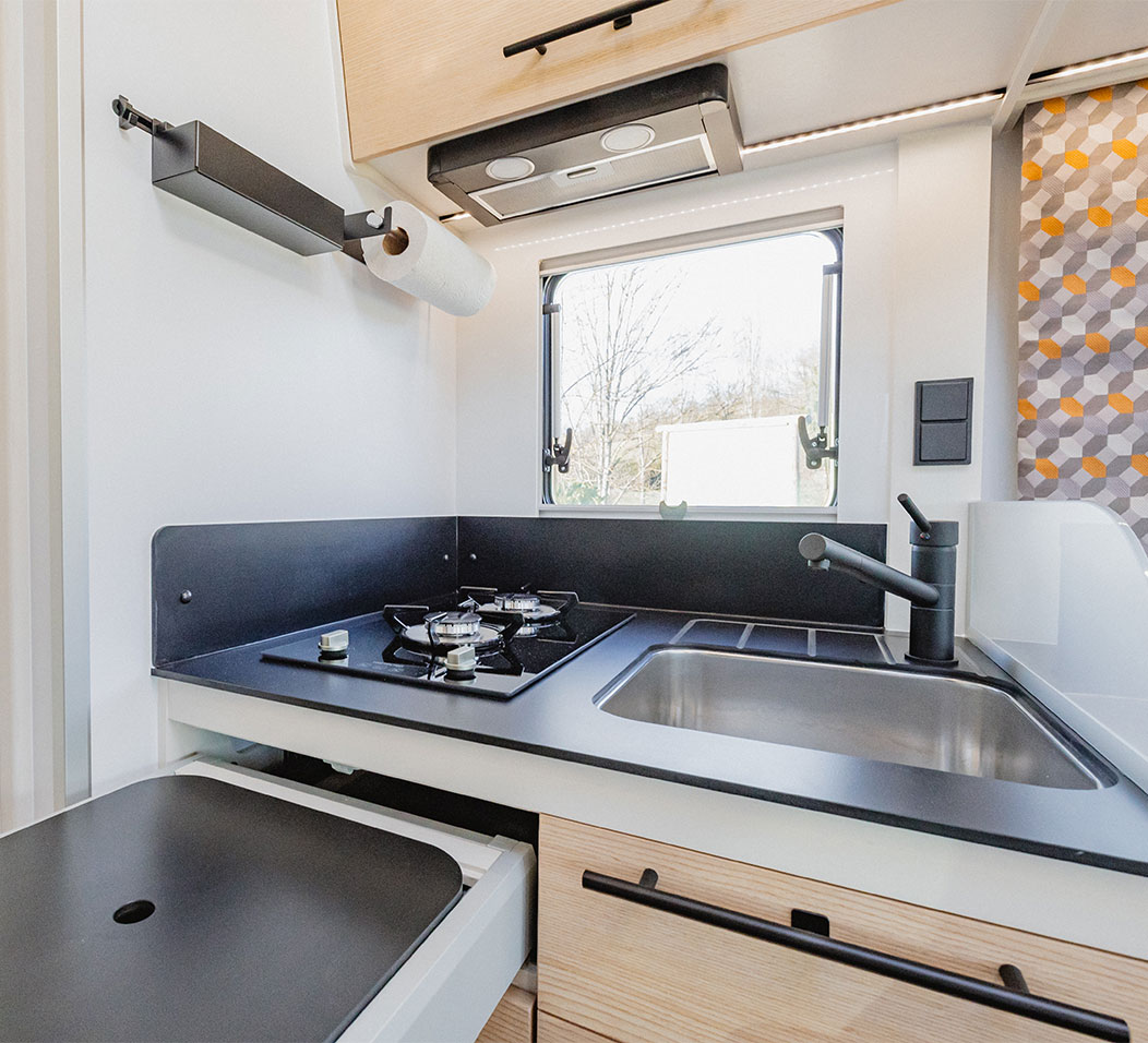 Camper Notin Vitoria, vista lavello e piano cottura